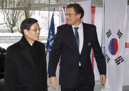 2010-12-01t132812z_01_rsp08_rtridsp_3_soccer-world_reuters