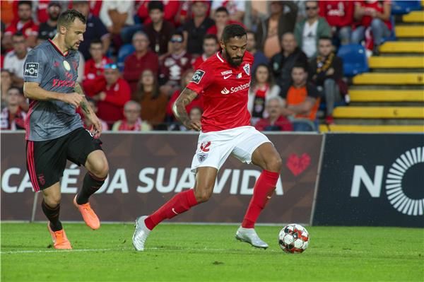 جانب من مباراة بنفيكا وسانتا كلارا