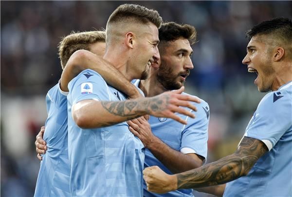 فرحة لاعبي لاتسيو 