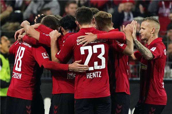 فرحة لاعبي فرايبورج 