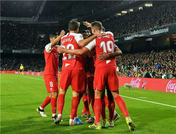 فرحة لاعبي إشبيلية