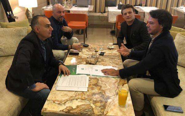 أثناء توقيع العقود