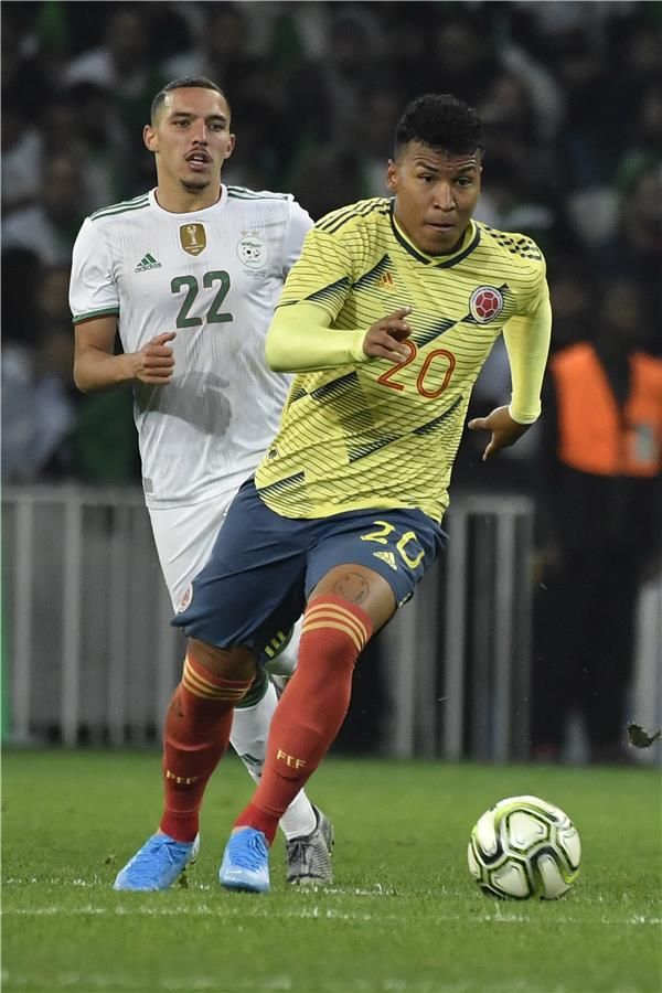 إسماعيل بن ناصر - يسار الصورة