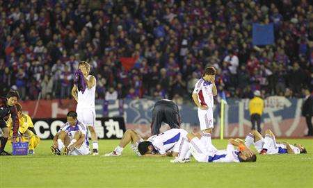 حزن لاعبي طوكيو بعد سقوطهم للدرجة الثانية