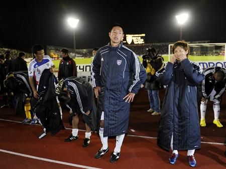 المهاجم هيراياما ( الوسط ) ومعه زملائه يعتذرون لجماهيرهم