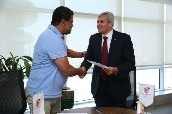 من توقيع العقد