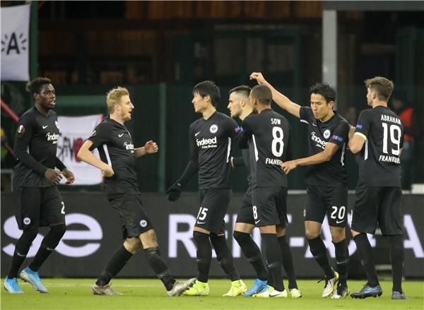 لاعبو آينتراخت فرانكفورت