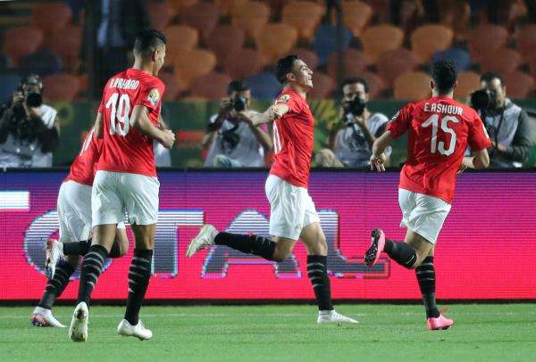 عبد الرحمن مجدي يحتفل مع مصطفى محمد