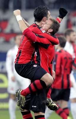 فرحة ماركو روس بتسجيلة للهدف الاول لآينتراخت فرانكفورت