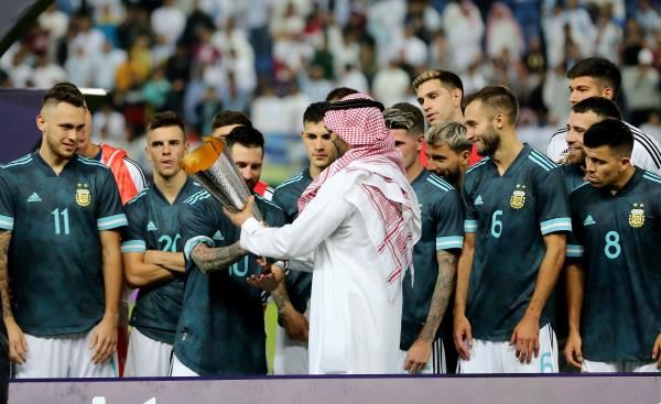 ميسي يتسلم كأس السوبر كلاسيكو