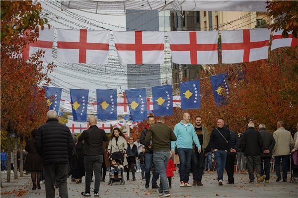 أعلام إنجلترا في شوارع كوسوفو