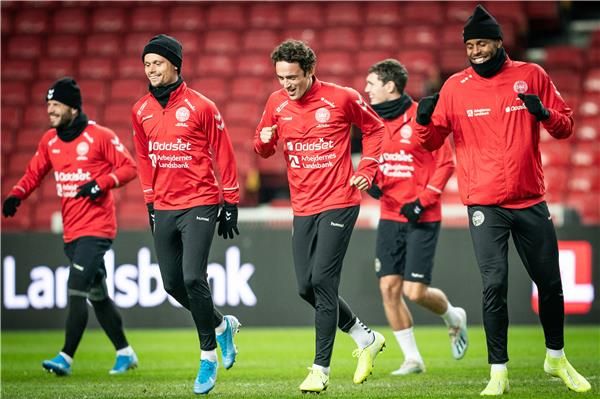 توماس ديلاني مع لاعبي الدنمارك