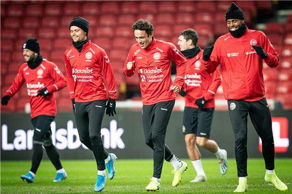 توماس ديلاني مع لاعبي الدنمارك