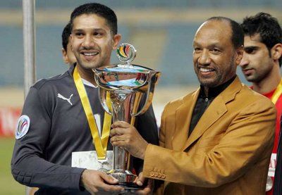 صورة من الارشيف : كابتن نادي المحرق يتسلم الكأس من رئيس الاتحاد الآسيوي محمد بن همام 