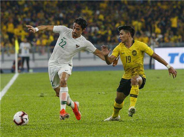 لقطة من مباراة ماليزيا وإندونيسيا
