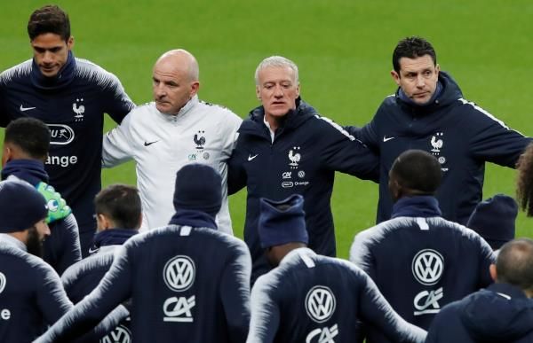 ديشامب مع لاعبي فرنسا