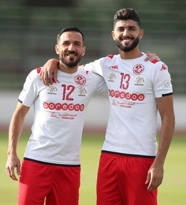 فرجاني ساسي "يمين"