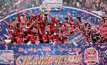 فرحة لاعبي سيئول بكأس الدوري