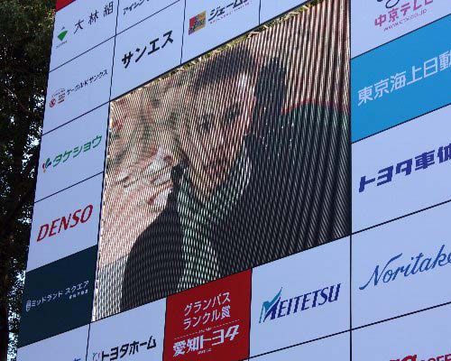 عرض فيديو للاعب الوسط الدولي هوندا والذي قام بتهنئة فريقه القديم