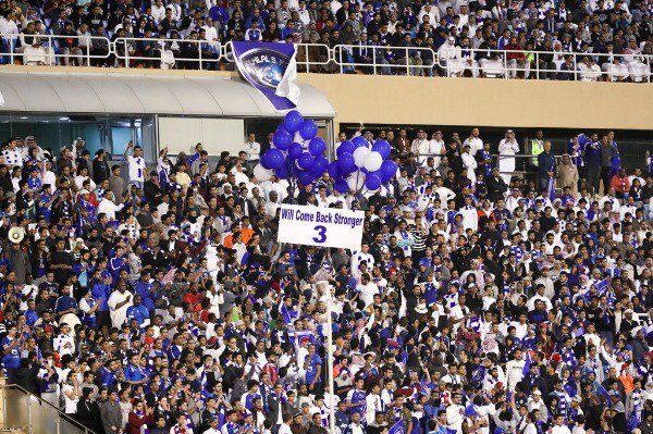 جماهير الهلال ترفع اللافتة