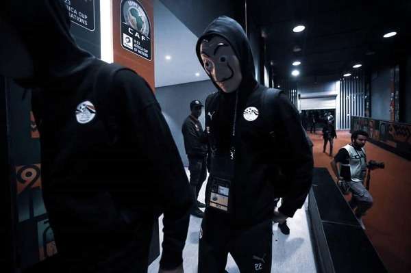 المنتخب الأولمبي المصري بقناع سلفادور دالي