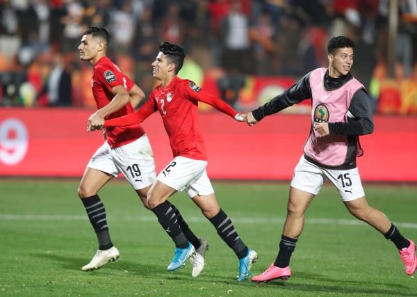  إمام عاشور مع لاعبي منتخب مصر الأولمبي