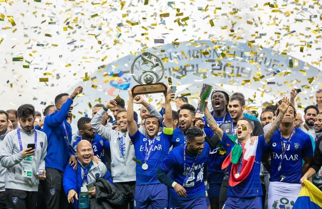 احتفال لاعبي الهلال بالكأس