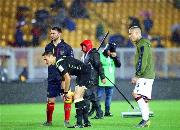 من الملعب قبل تأجيل اللقاء