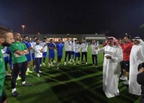 اليوسف مع لاعبي الكويت