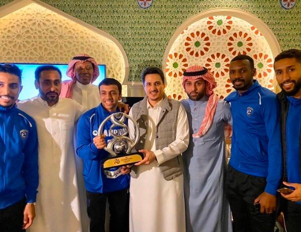 الشلهوب يحتفل باللقب مع قادة الهلال السابقين