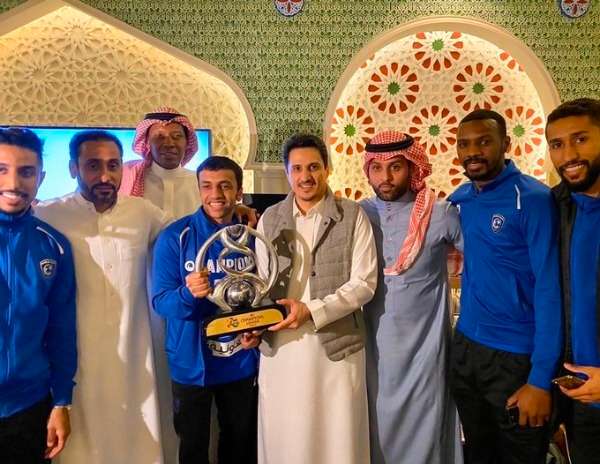 الشلهوب يحتفل باللقب مع قادة الهلال السابقين