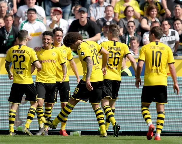 سانشو مع فريقه