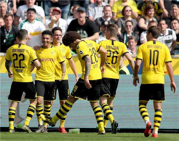 سانشو مع فريقه