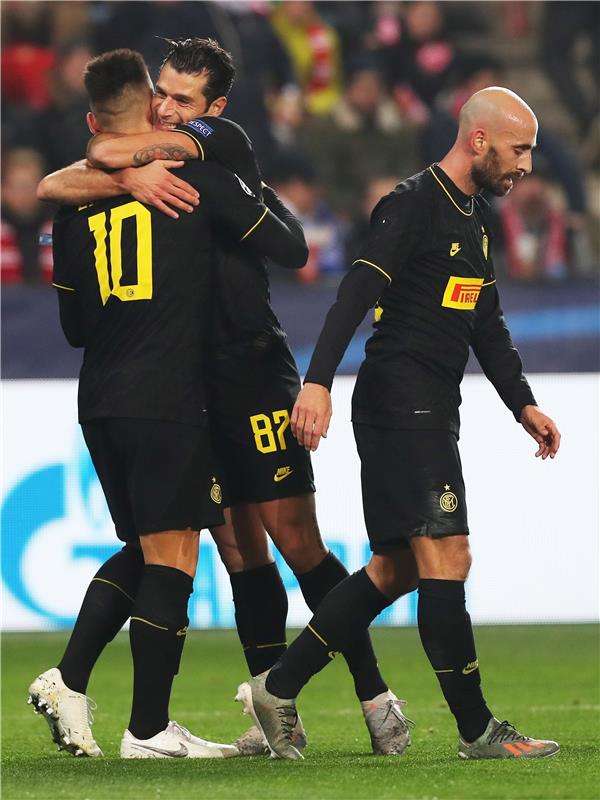 لاوتارو مع لاعبي الإنتر