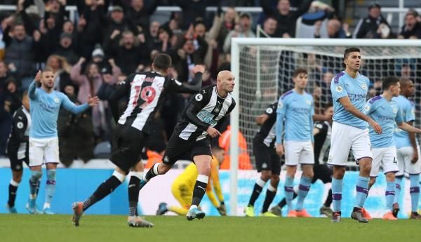 شيلفي يحتفل بهدفه في مرمى مانشستر سيتي