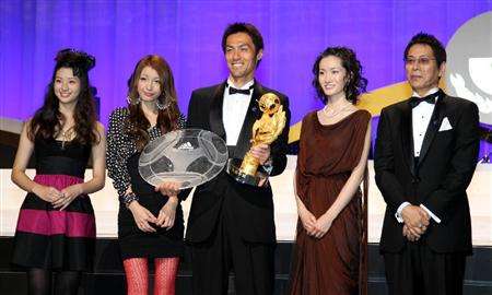 سييغو نارازاكي ( الوسط ) يحمل جائزة أفضل لاعب بدوري الياباني 2010