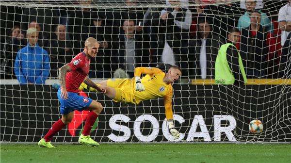 أوندراسيك يسجل هدف الفوز بمرمى إنجلترا في التصفيات