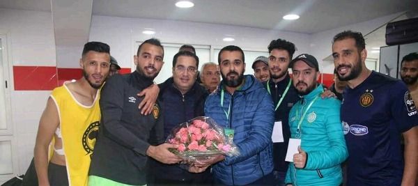 الرجاء يهدي الترجي باقة ورد في حجرات الملابس