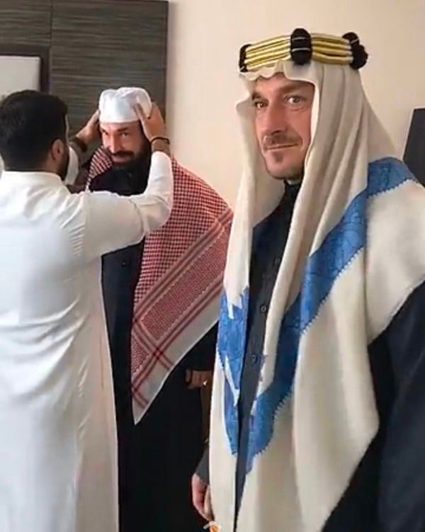 توتي وبيرلو بالزي السعودي