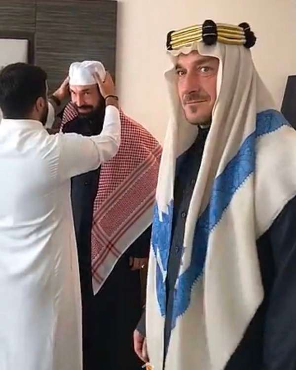 توتي وبيرلو بالزي السعودي