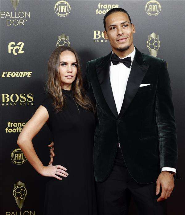 فان دايك وزوجته خلال حفل الكرة الذهبية