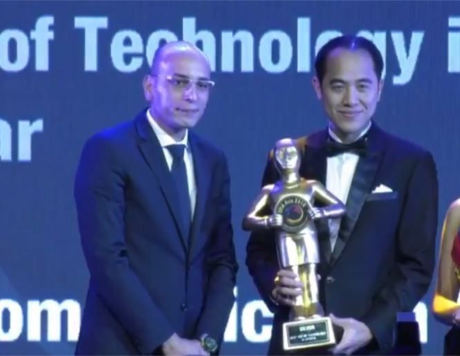 أيمن المهدي رئيس تحرير كووورة أثناء تقديم الجوائز