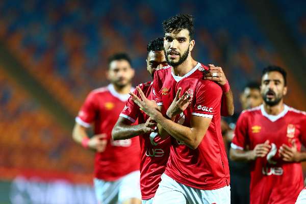 وليد أزارو يحتفل للمرة الأولى في عهد فايلر