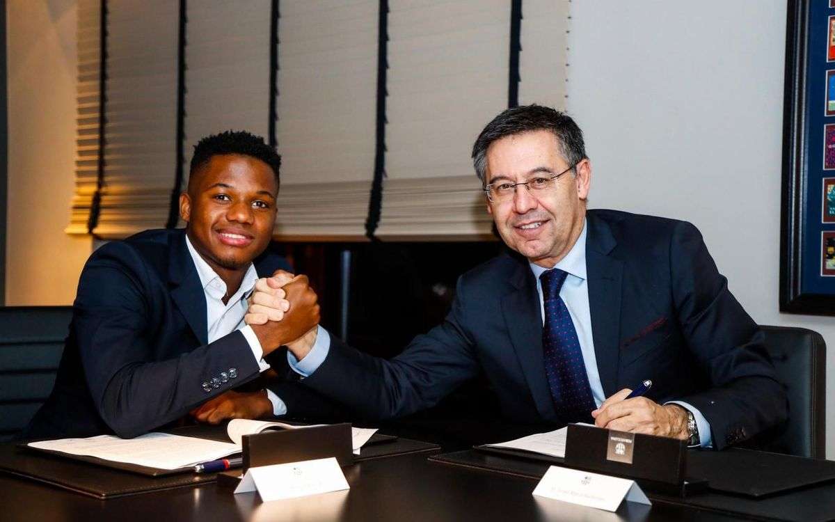 فاتي مع رئيس برشلونة بعد التوقيع