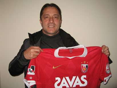 المدرب بتروفيتش يستعرض قميص فريق أوراوا ريد الياباني