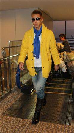 هوندا عند وصوله لمطار ناريتا الياباني