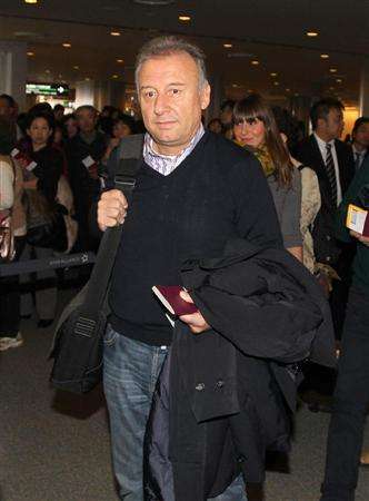 زاكيروني في مطار ناريتا الياباني قبل السفر إلى إيطاليا