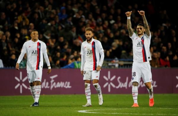 إيكاردي مع لاعبي باريس