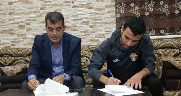 جانب من التوقيع