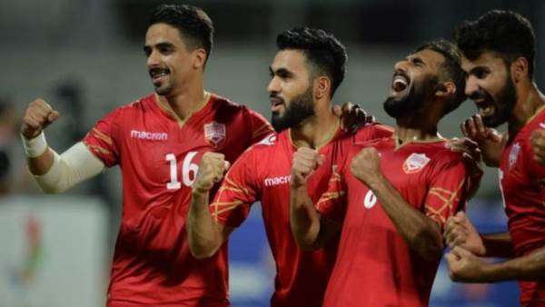 الرميحي مع لاعبي البحرين 